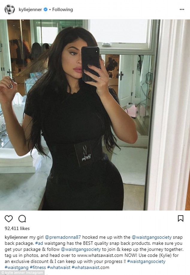 2 tháng sau sinh, Kylie Jenner gây ngỡ ngàng với vùng bụng phẳng lỳ nhờ giảm 15 kg - Ảnh 3.