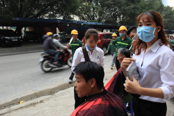 Tiệm cắt tóc 0 đồng cho người lao động nghèo, sinh viên, công nhân… trên vỉa hè Hà Nội - Ảnh 4.