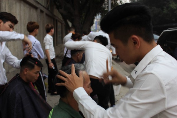 Tiệm cắt tóc 0 đồng cho người lao động nghèo, sinh viên, công nhân… trên vỉa hè Hà Nội - Ảnh 5.
