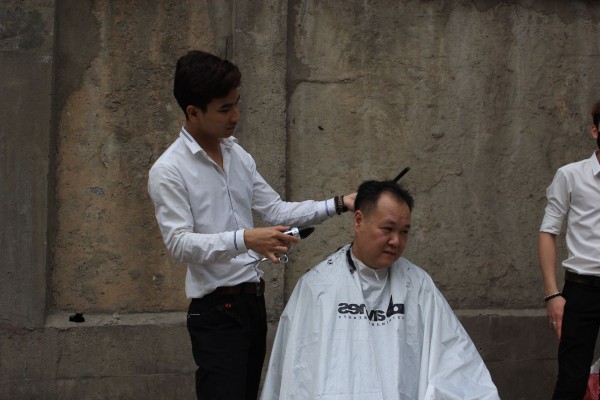 Tiệm cắt tóc 0 đồng cho người lao động nghèo, sinh viên, công nhân… trên vỉa hè Hà Nội - Ảnh 6.