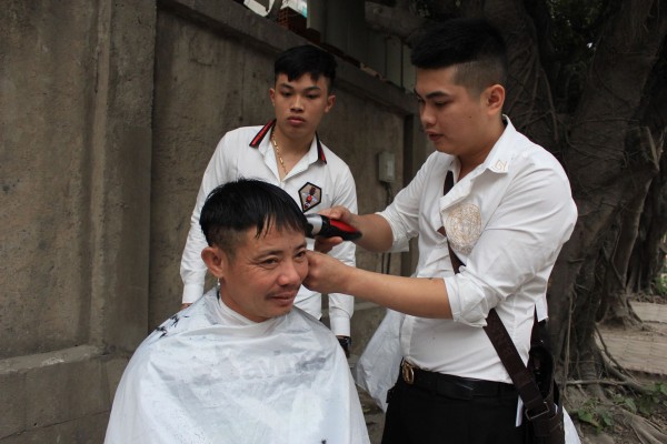 Tiệm cắt tóc 0 đồng cho người lao động nghèo, sinh viên, công nhân… trên vỉa hè Hà Nội - Ảnh 7.