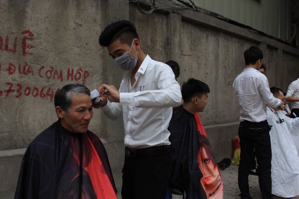 Tiệm cắt tóc 0 đồng cho người lao động nghèo, sinh viên, công nhân… trên vỉa hè Hà Nội - Ảnh 8.