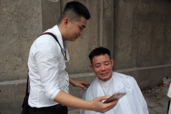 Tiệm cắt tóc 0 đồng cho người lao động nghèo, sinh viên, công nhân… trên vỉa hè Hà Nội - Ảnh 9.