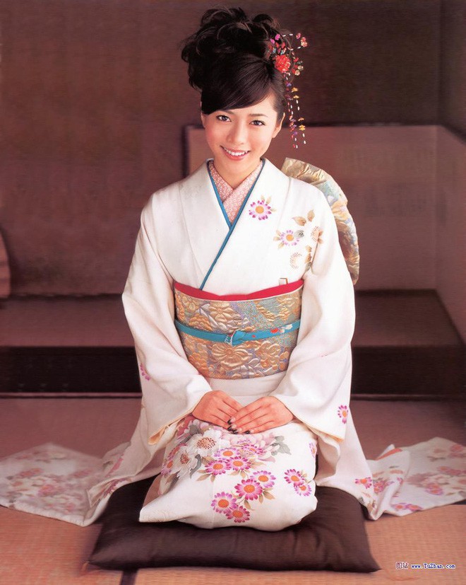 Để vạt phải đè lên vạt trái, Mỹ Tâm bị cho là mặc kimono sai với truyền thống Nhật Bản trong MV mới - Ảnh 6.