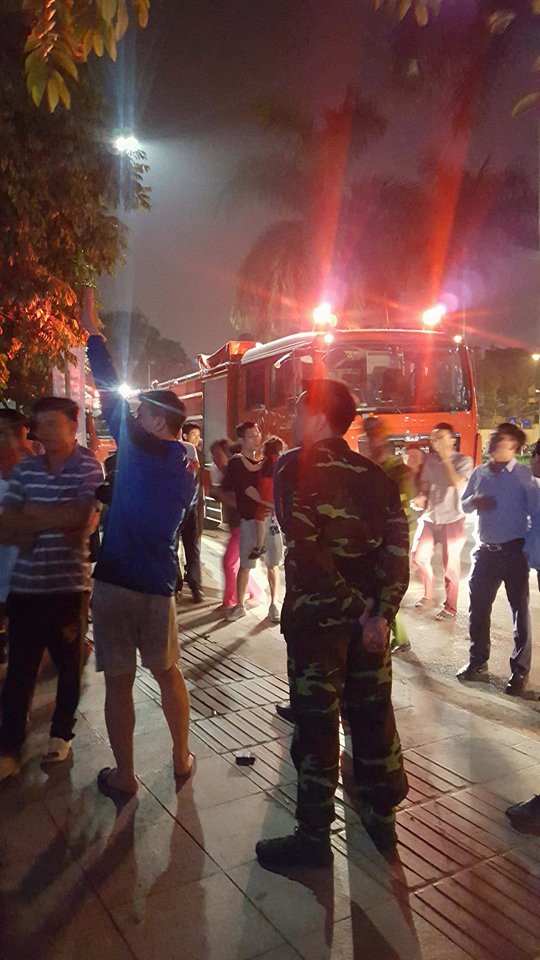 Hà Nội: Nửa đêm nghe tiếng hô cháy, nhiều cư dân hốt hoảng bỏ chạy từ tầng 18 - Ảnh 4.