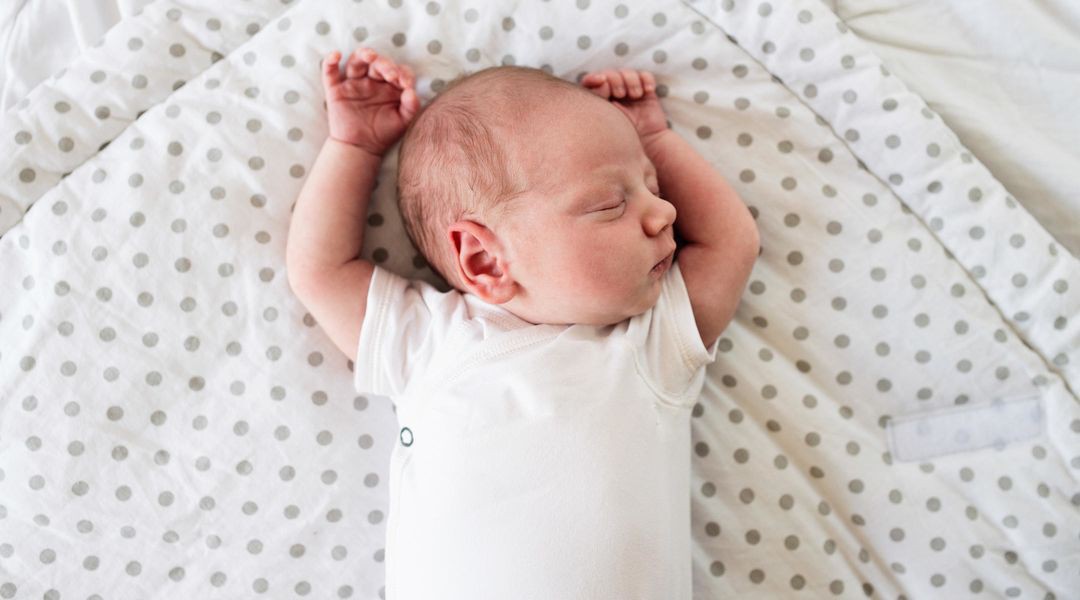 Sự thật về tư thế ngủ như đầu hàng của trẻ sơ sinh sẽ khiến bố mẹ ...