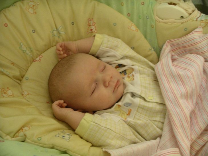 Sự thật về tư thế ngủ như đầu hàng của trẻ sơ sinh sẽ khiến bố mẹ ...