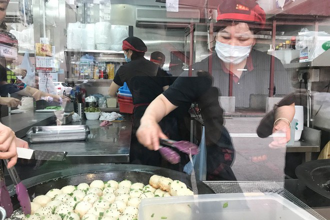 Tiệm bánh bao chiên từng nằm trong danh sách Michelin nhất định phải ghé ăn thử nếu có dịp đến Hong Kong - Ảnh 1.
