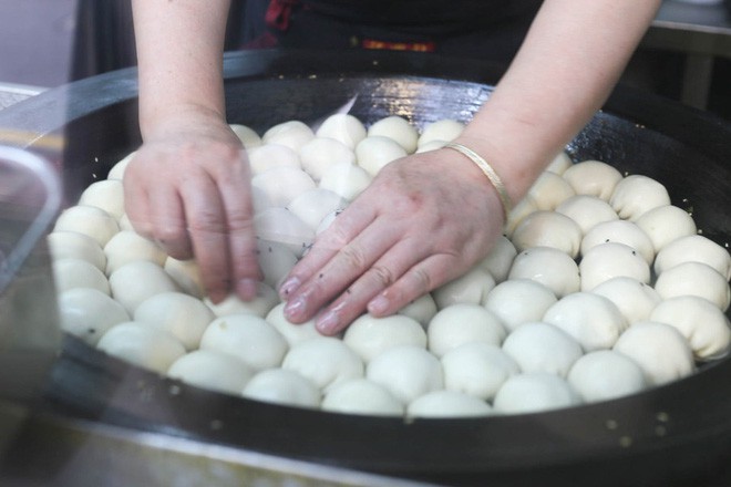 Tiệm bánh bao chiên từng nằm trong danh sách Michelin nhất định phải ghé ăn thử nếu có dịp đến Hong Kong - Ảnh 2.