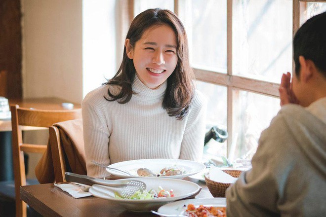 Son Ye Jin sau gần 20 năm: Khi tắc kè hoa trở lại làm ngọc nữ ngọt ngào - Ảnh 11. Son Ye Jin sau gần 20 năm: Khi tắc kè hoa trở lại làm ngọc nữ ngọt ngào - Ảnh 11.