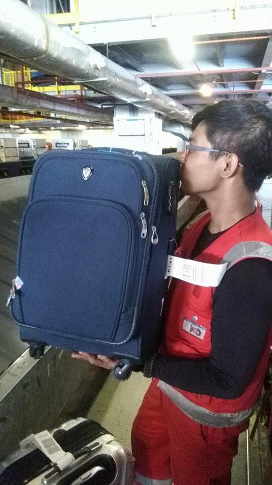 Bị phàn nàn nhiều về việc ném, quăng quật hành lý của khách, nhân viên hàng không chụp hình hôn từng chiếc vali một - Ảnh 5.