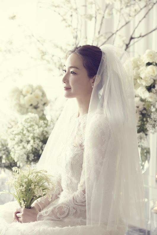 Lộ ảnh cưới hiếm hoi của nữ hoàng nước mắt Choi Ji Woo: Cô dâu xinh đẹp tựa thiên thần - Ảnh 1.
