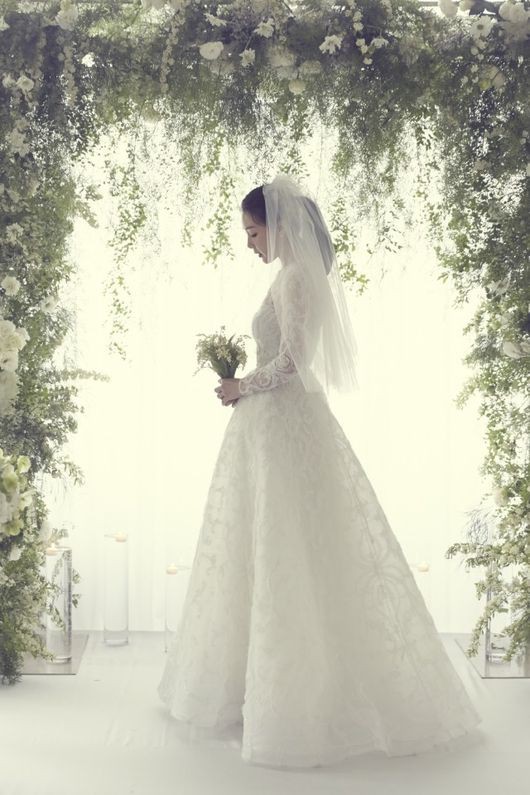 Lộ ảnh cưới hiếm hoi của nữ hoàng nước mắt Choi Ji Woo: Cô dâu xinh đẹp tựa thiên thần - Ảnh 2.