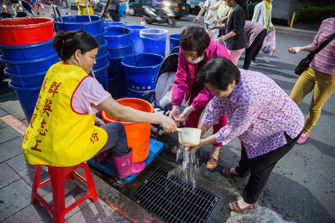 Chuyện kỳ lạ ở Đài Loan: Người dân kiếm được cả chục nghìn USD tiền thưởng nhờ giúp chính quyền bắt tội phạm xả rác - Ảnh 2.