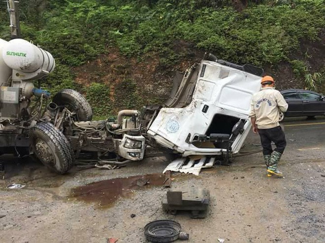 Clip: Xe bồn văng mất cabin sau cú va chạm cực mạnh với xe tải ở Hà Giang - Ảnh 1.