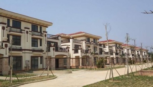 Tặng miễn phí hơn 200 biệt thự sang cho dân làng, nhưng không một ai đến ở - Ảnh 1. Tặng miễn phí hơn 200 biệt thự sang cho dân làng, nhưng không một ai đến ở - Ảnh 1.