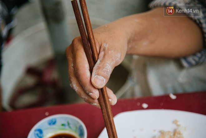 Cô bán cơm dễ thương hết sức ở Sài Gòn: 10 ngàn cũng bán, khách nhiêu tiền cũng có cơm ăn” - Ảnh 6.