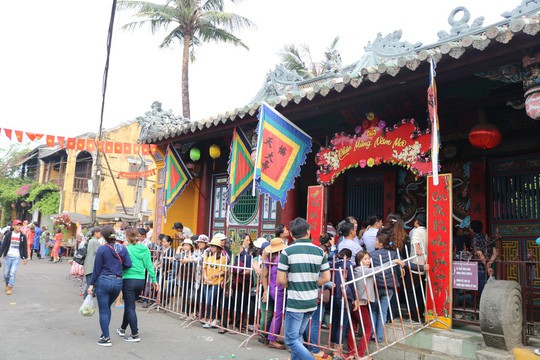 Hơn 12.000 người xếp hàng rồng rắn đi lễ chùa Ông ở Hội An - Ảnh 7.
