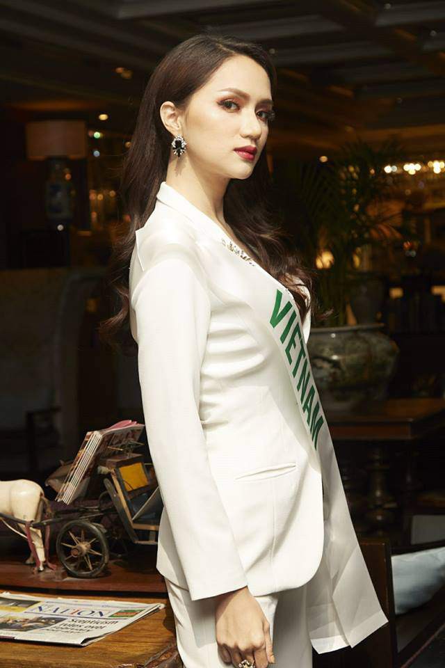 Chọn bộ suit trắng khác biệt hoàn toàn với dàn thí sinh của Hoa hậu chuyển giới ,nhưng phong cách của Hương Giang lại khá quen mặt tại showbiz Việt - Ảnh 2.