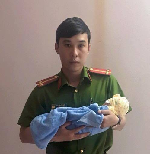 Quảng Ninh: Phát hiện bé sơ sinh nguyên dây rốn để bên vệ đường - Ảnh 1.
