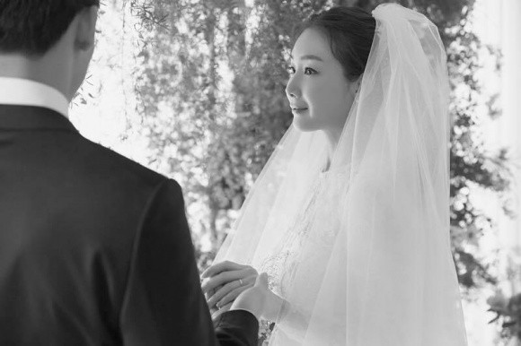 Những sự thật bất ngờ về đám cưới bí mật của nữ hoàng phim bi Choi Ji Woo - Ảnh 1.
