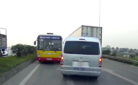 Clip: Xe bus bỗng dưng đi ngược chiều trên quốc lộ khiến hàng loạt phương tiện hoang mang không biết tránh kiểu gì - Ảnh 1. Clip: Xe bus bỗng dưng đi ngược chiều trên quốc lộ khiến hàng loạt phương tiện hoang mang không biết tránh kiểu gì - Ảnh 1.