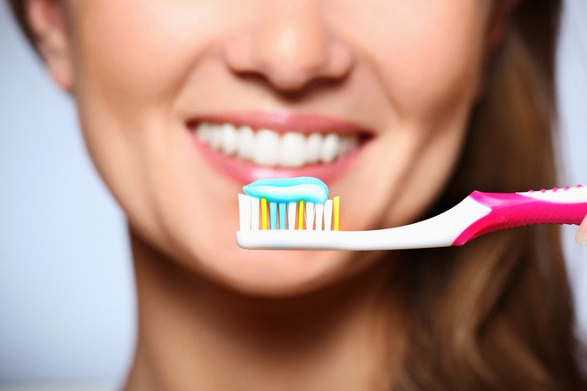 2 cách làm trắng răng cực nhanh, rẻ mà hiệu quả có ngay trong nhà nhưng không phải ai cũng biết cách - Ảnh 6.