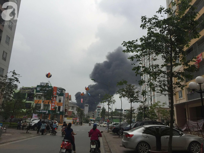 Hà Nội: Cháy lớn tại chợ Quang, nhiều người hoảng loạn bỏ chạy - Ảnh 2.