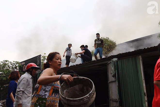 Cháy lớn tại chợ Quang (Hà Nội): Tiểu thương phá tường cứu hàng hóa - Ảnh 1.