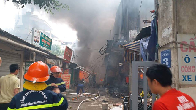 Hà Nội: Cháy lớn tại chợ Quang, nhiều người hoảng loạn bỏ chạy - Ảnh 11.