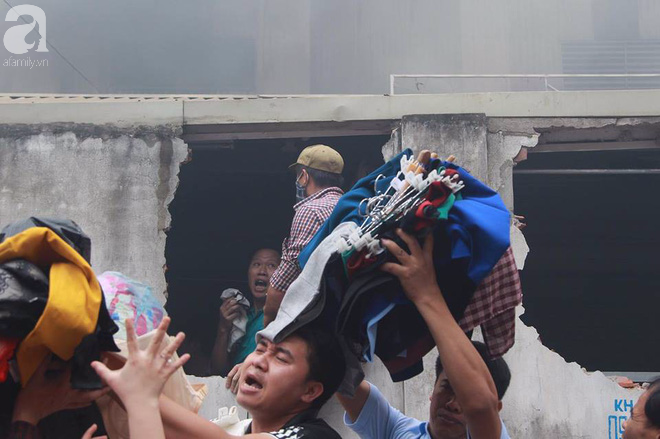 Cháy lớn tại chợ Quang (Hà Nội): Tiểu thương phá tường cứu hàng hóa - Ảnh 2.