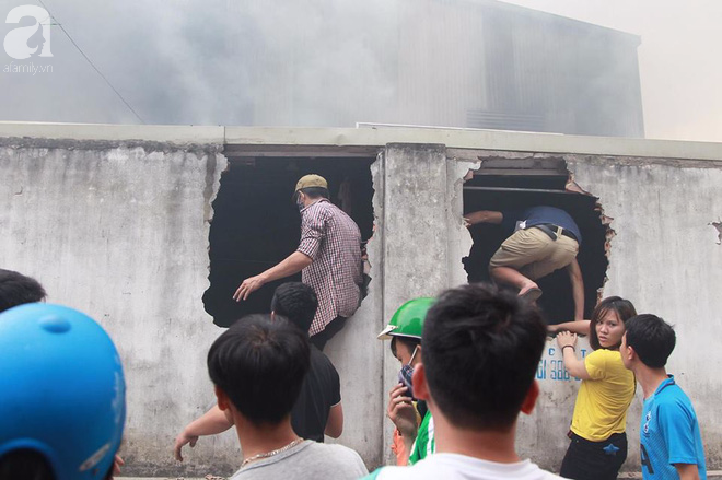 Cháy lớn tại chợ Quang (Hà Nội): Tiểu thương phá tường cứu hàng hóa - Ảnh 3.