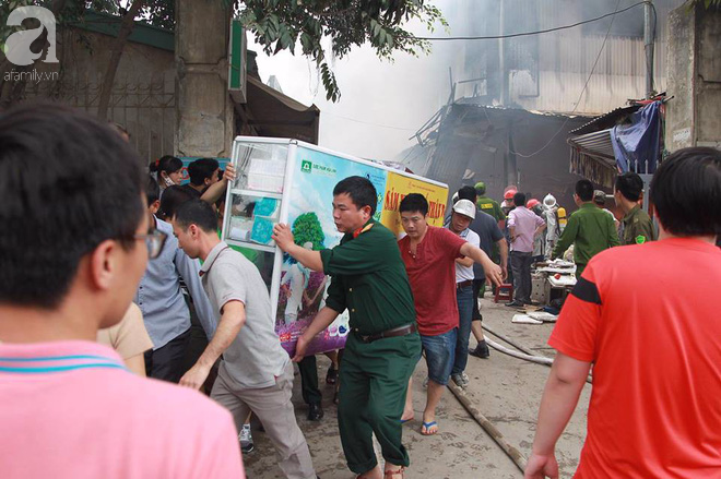 Cháy lớn tại chợ Quang (Hà Nội): Tiểu thương phá tường cứu hàng hóa - Ảnh 4.