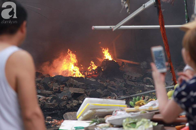 Cháy lớn tại chợ Quang (Hà Nội): Tiểu thương phá tường cứu hàng hóa - Ảnh 6.