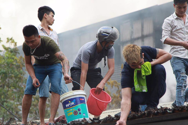 Cháy lớn tại chợ Quang (Hà Nội): Tiểu thương phá tường cứu hàng hóa - Ảnh 7.