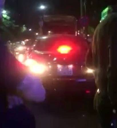 Hà Nội: Lùi ô tô vào xe của Phó Giám đốc bệnh viện, nam thanh niên còn xuống xe chửi bới đuổi đánh nữ bác sĩ - Ảnh 1.