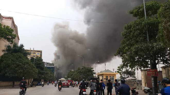 Hà Nội: Cháy lớn tại chợ Quang, nhiều người hoảng loạn bỏ chạy - Ảnh 6.