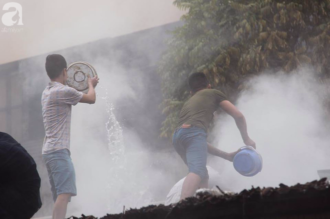 Cháy lớn tại chợ Quang (Hà Nội): Tiểu thương phá tường cứu hàng hóa - Ảnh 8.