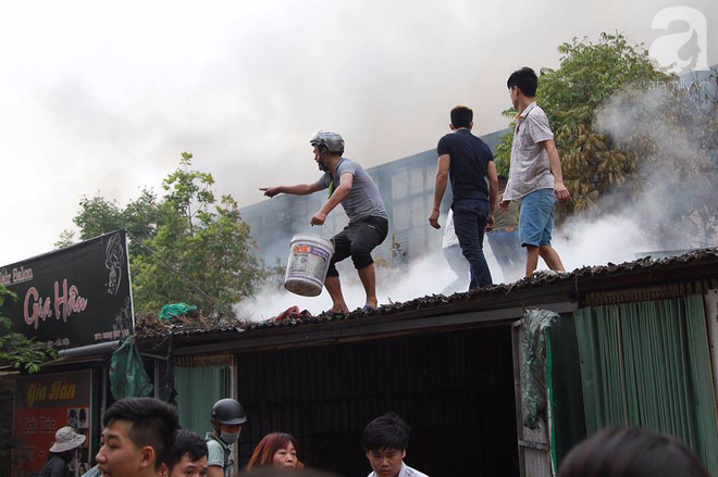 Cháy lớn tại chợ Quang (Hà Nội): Tiểu thương phá tường cứu hàng hóa - Ảnh 9.