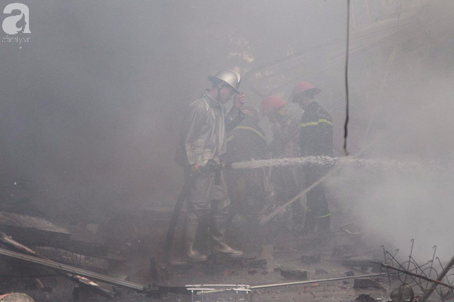 Cháy lớn tại chợ Quang (Hà Nội): Tiểu thương phá tường cứu hàng hóa - Ảnh 11.