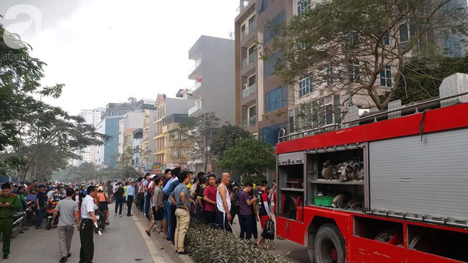 Hà Nội: Cháy lớn tại chợ Quang, nhiều người hoảng loạn bỏ chạy - Ảnh 8.
