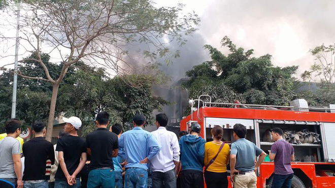 Hà Nội: Cháy lớn tại chợ Quang, nhiều người hoảng loạn bỏ chạy - Ảnh 15.