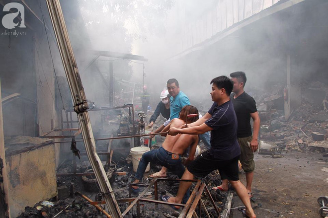 Cháy lớn tại chợ Quang (Hà Nội): Tiểu thương phá tường cứu hàng hóa - Ảnh 13.