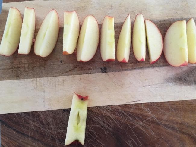 Cut apples that don't turn brown even after a whole day with just a small thing that every household has - Photo 1.