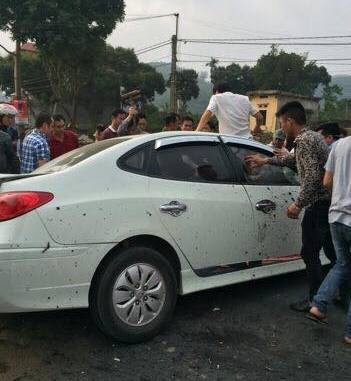 Hòa Bình: Xe con va chạm xe khách, đập cửa kính cứu bố và con nhỏ bị gãy chân đưa đi viện - Ảnh 4. Hòa Bình: Xe con va chạm xe khách, đập cửa kính cứu bố và con nhỏ bị gãy chân đưa đi viện - Ảnh 4.