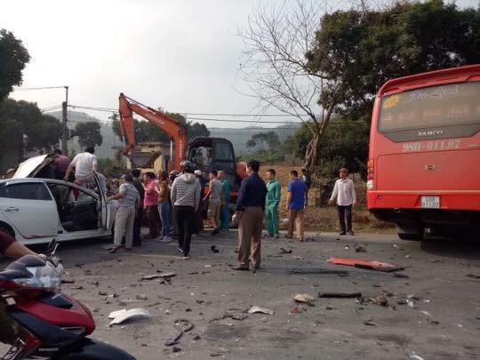 Hòa Bình: Xe con va chạm xe khách, đập cửa kính cứu bố và con nhỏ bị gãy chân đưa đi viện - Ảnh 1. Hòa Bình: Xe con va chạm xe khách, đập cửa kính cứu bố và con nhỏ bị gãy chân đưa đi viện - Ảnh 1.