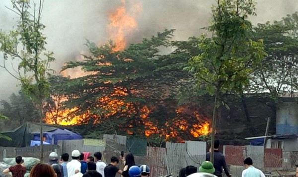 Hà Nội: Cháy cực lớn, thiêu rụi hoàn toàn xưởng giày da trong chốc lát tại Triều Khúc - Ảnh 1.