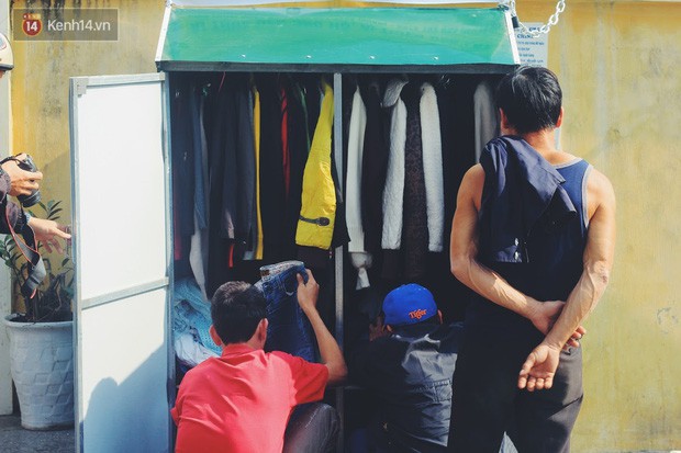 Cái kết buồn của tủ quần áo ai thừa ủng hộ, ai thiếu đến lấy ở Hà Nội: Người gom đồ từ thiện đi bán, người tặng cả áo rách, quần lót cũ - Ảnh 1.