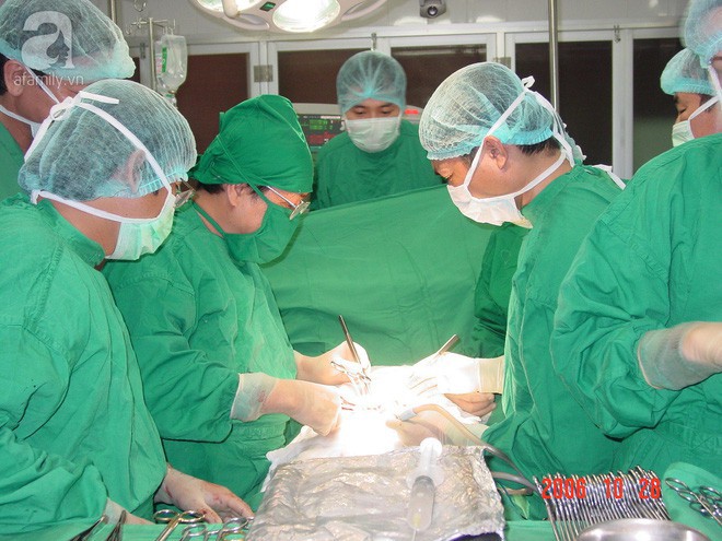 Người phụ nữ mù tự tìm đường đến bệnh viện nhờ bác sĩ lăn tay vào lá đơn hiến tạng cứu người - Ảnh 5.