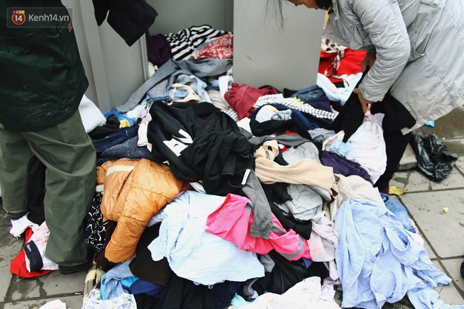 Cái kết buồn của tủ quần áo ai thừa ủng hộ, ai thiếu đến lấy ở Hà Nội: Người gom đồ từ thiện đi bán, người tặng cả áo rách, quần lót cũ - Ảnh 4.